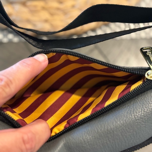 Like New Loungefly Harry Potter Gryffindor Waist Bag / Fanny Pack - Picture 4 of 6